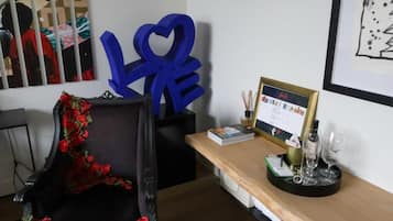 Deluxe Double Room, Balcony, City View | Interior