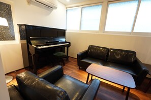 Lobby sitting area - YADOYA GONDO aioi (Nagano)