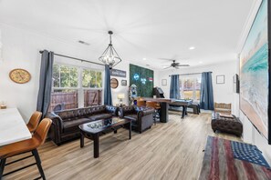 Smart TV, table football, ping pong, books - Boutique Greenville Retreat · Hot Tub & Arcade Games · Fire Pit · Sleeps 9 (Greenville)