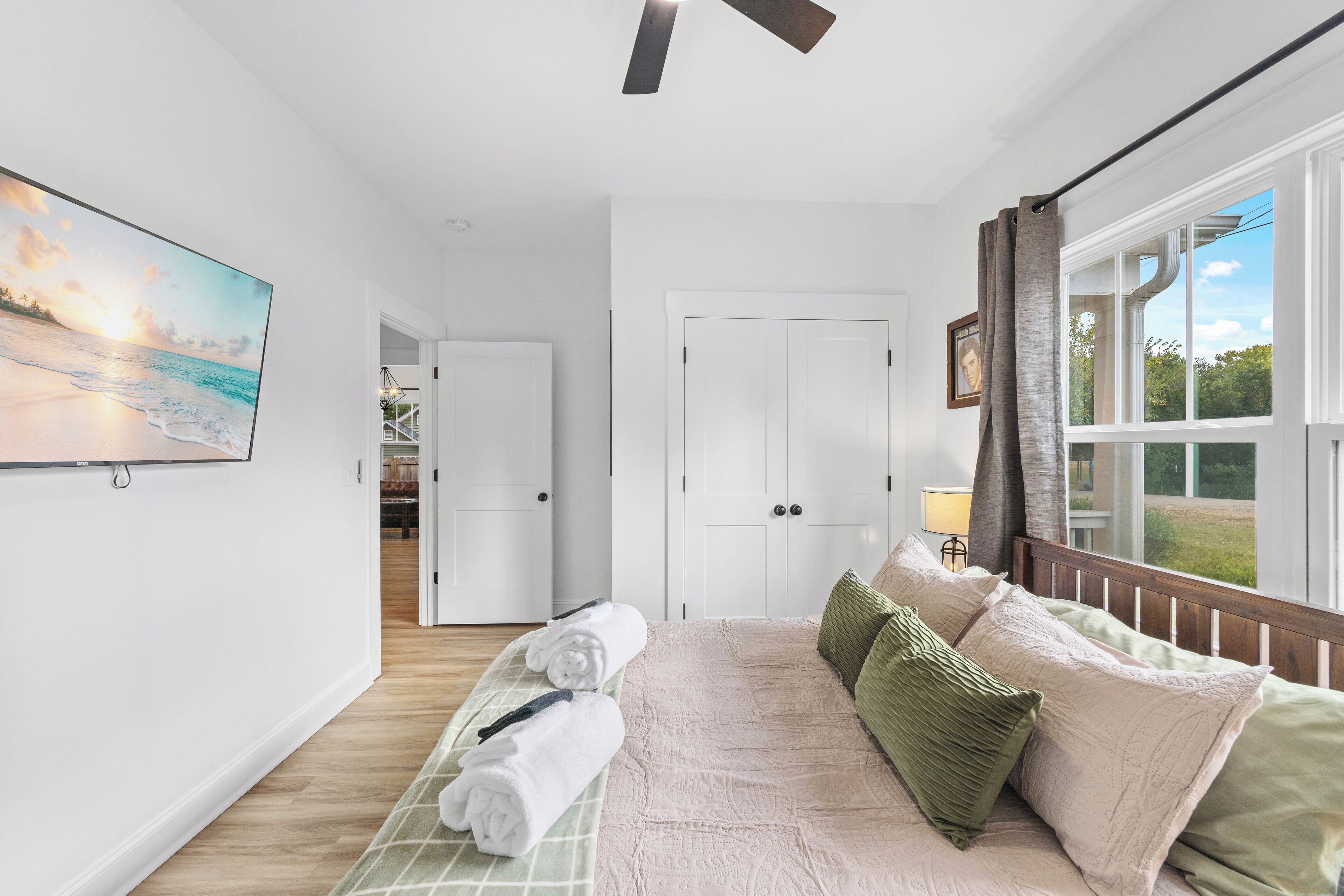 3 habitaciones, tabla de planchar con plancha y cuna de viaje 