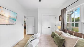 3 habitaciones, tabla de planchar con plancha y cuna de viaje
