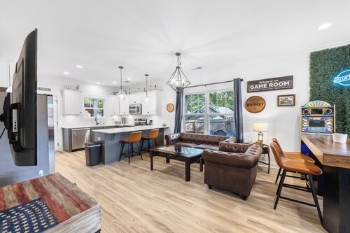 Boutique Greenville Retreat · Hot Tub & Arcade Games · Fire Pit · Sleeps 9