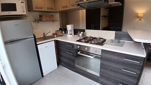 Coffee/tea maker, fridge, microwave, oven - Mobil-home 6 pers - Sea & nature -camping 3* familial et calme - Plot XXL (Arces)