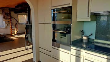 Kylskåp, mikrovågsugn och brödrost