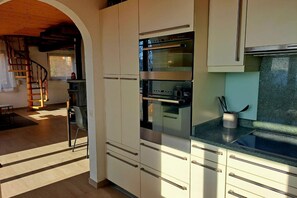 Kylskåp, mikrovågsugn och brödrost