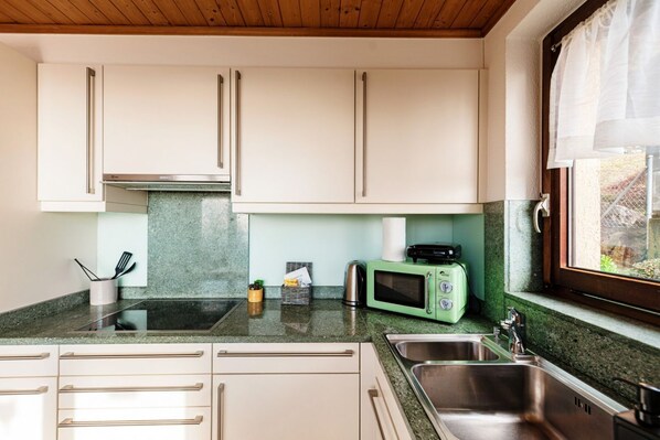 Kühlschrank, Mikrowelle, Toaster