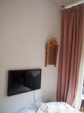 1 bedroom, iron/ironing board, WiFi, bed sheets - Charming T2 in the heart of Paris (Paris)