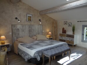 Comfort Double or Twin Room, Garden View | Individually decorated, individually furnished, blackout drapes - mas val-chenaie (Gordes)