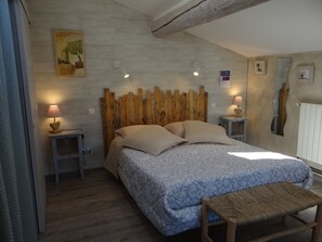 Comfort Double Room, Garden View | Individually decorated, individually furnished, blackout drapes - mas val-chenaie (Gordes)