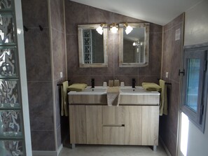 Comfort Double or Twin Room, Garden View | Bathroom | Shower, hair dryer, towels, soap - mas val-chenaie (Gordes)