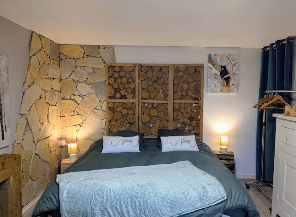 Tabla de planchar con plancha, wifi y ropa de cama 