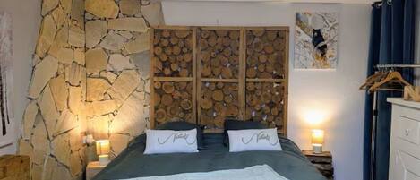 Tabla de planchar con plancha, wifi y ropa de cama