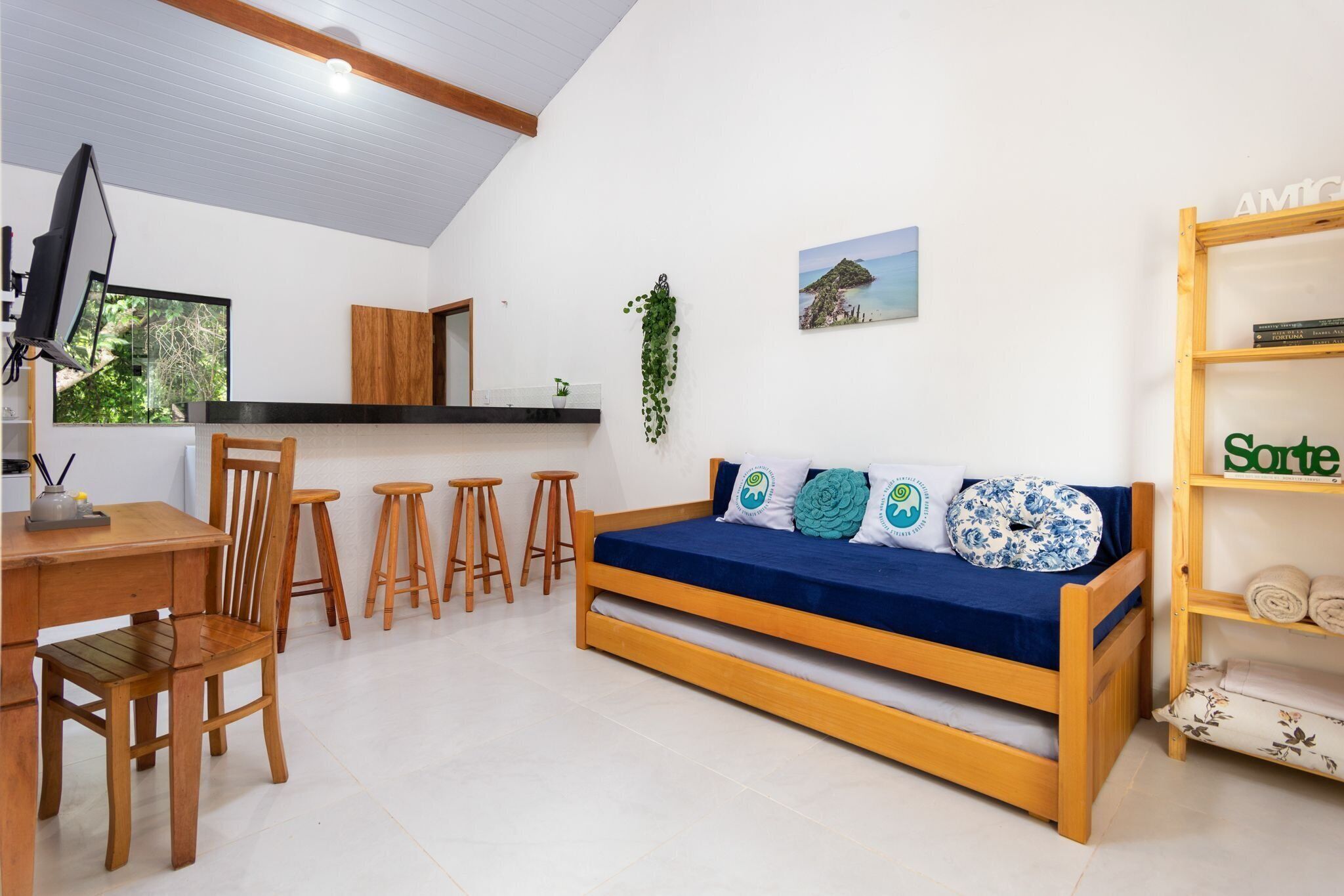 Een moderne kamer met een houten bank, een bureau, krukken en een boekenplank.