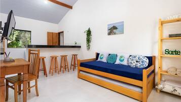 Een moderne kamer met een houten bank, een bureau, krukken en een boekenplank.