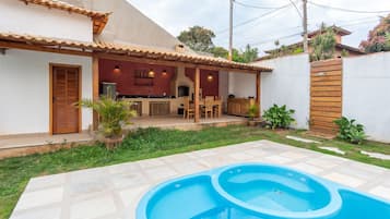 Classic Apartment | Outdoor spa tub