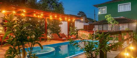 Una piscina al aire libre