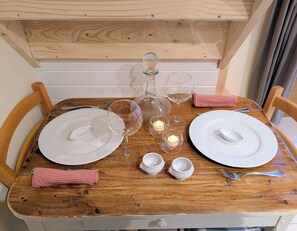 Dining - Cocoon suite - Private sauna - Swimming pool - ideal for hiking, lakes, nature, biking, skiing (Monthion)