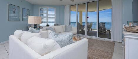 Condo, varias camas (Beach Colony East 3B) | Área de sala de estar | Televisión