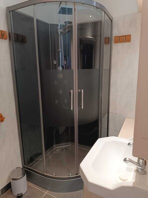 Shower, hair dryer, toilet paper - Le chay nous (la tremblade)