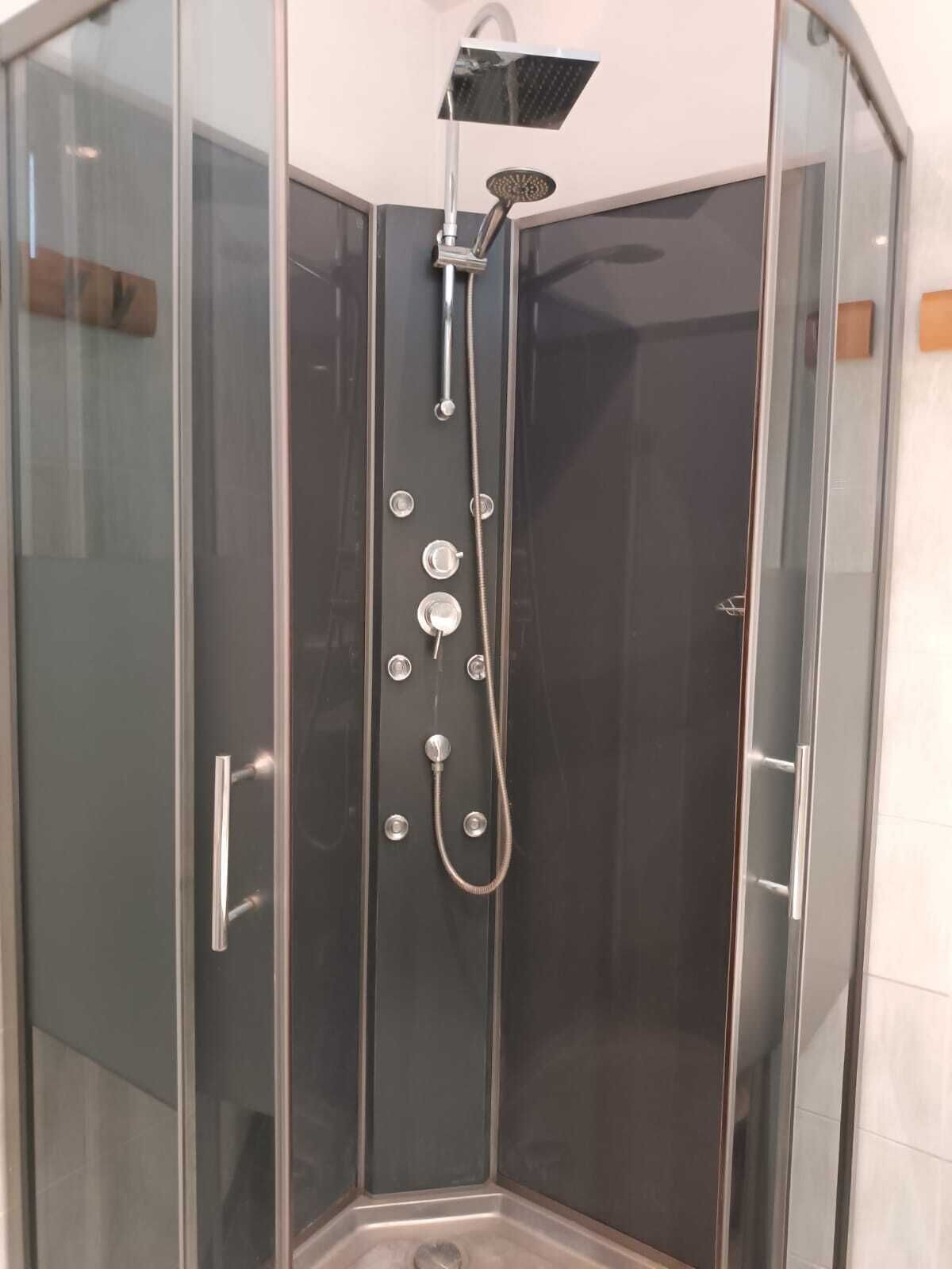 Douche, séchoir à cheveux, papier de toilette