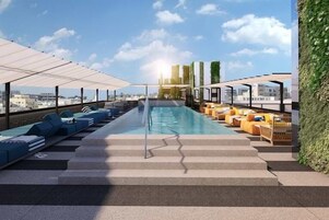 Una piscina al aire libre, socorrista en las instalaciones