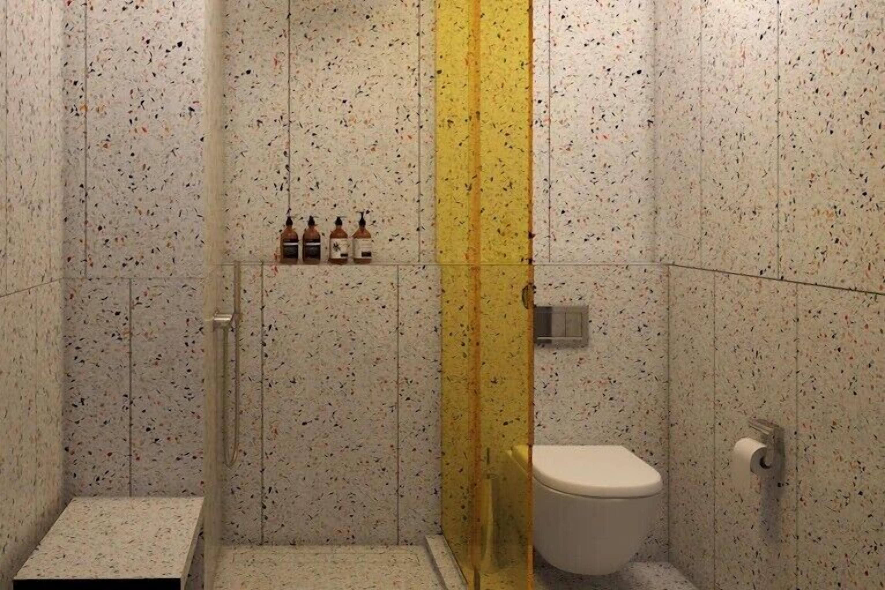 Un petit espace douche fermé, comprenant des toilettes et une étagère où sont rangés les articles de toilette.