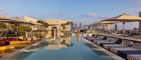 Outdoor pool, lifeguards on site