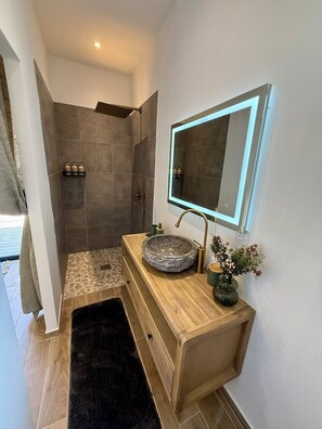 Dusche, Haartrockner, Handtücher, Seife