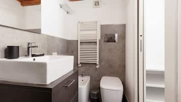 Dusche, Bidet, Handtücher