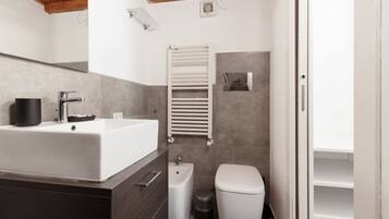 Shower, bidet, towels