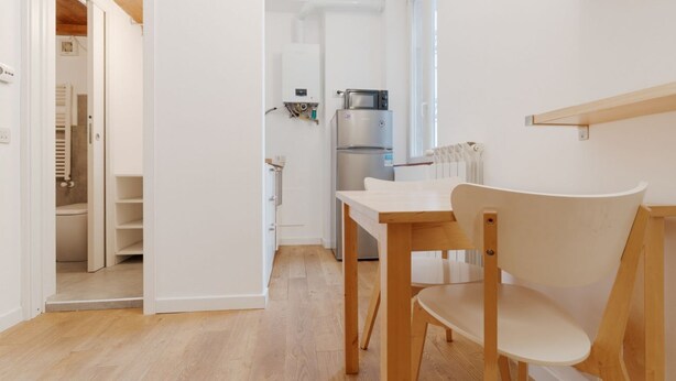 A kitchen with a refrigerator, microwave, and oven. - GuestHost - Comfortable and practical 22 square meters studio apartment, perfect for two people, located on the second floor of a building without an elevator.The property is located in the Corvetto neighborhood, a lively area characterized by green spac (Milan)