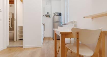 GuestHost - Comfortable and practical 22 square meters studio apartment, perfect for two people, located on the second floor of a building without an elevator.The property is located in the Corvetto neighborhood, a lively area characterized by green spac