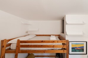 1 camera, ferro/asse da stiro