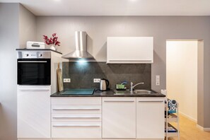 Kühlschrank, Mikrowelle, Ofen, Herdplatte