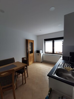 Frigorífico, microondas, horno y placa de cocina