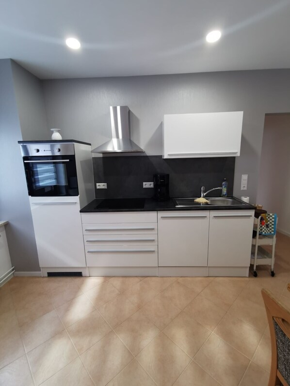 Kühlschrank, Mikrowelle, Ofen, Herdplatte