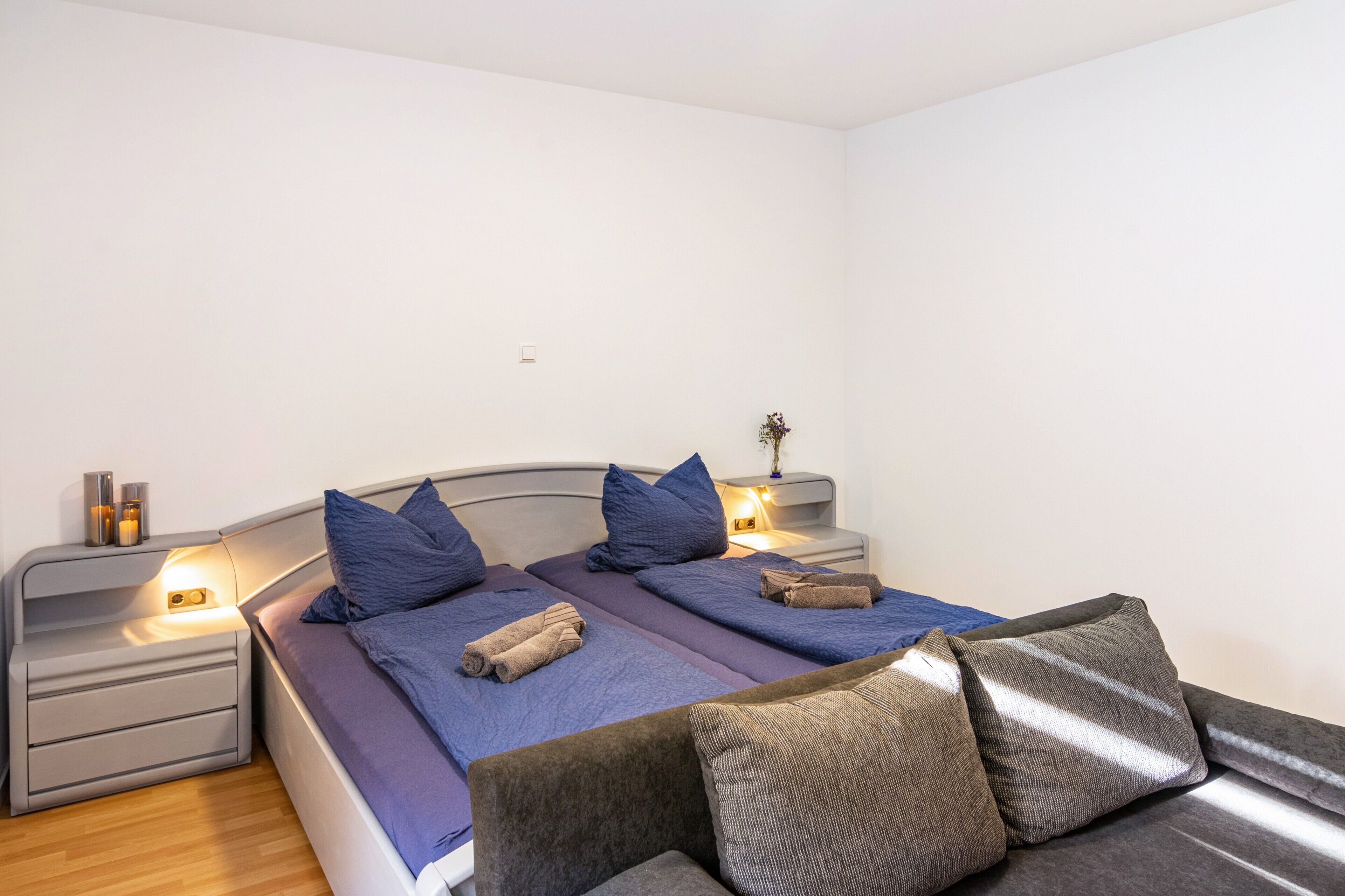 Ein Schlafzimmer mit Bett, Nachttischen und einem Beistelltisch.
