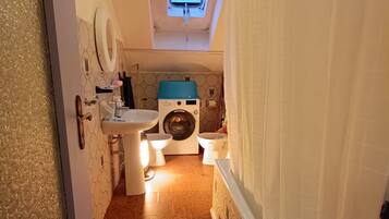 Secador de pelo, bidet, toallas, jabón