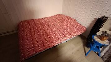 Tabla de planchar con plancha, wifi gratis y ropa de cama