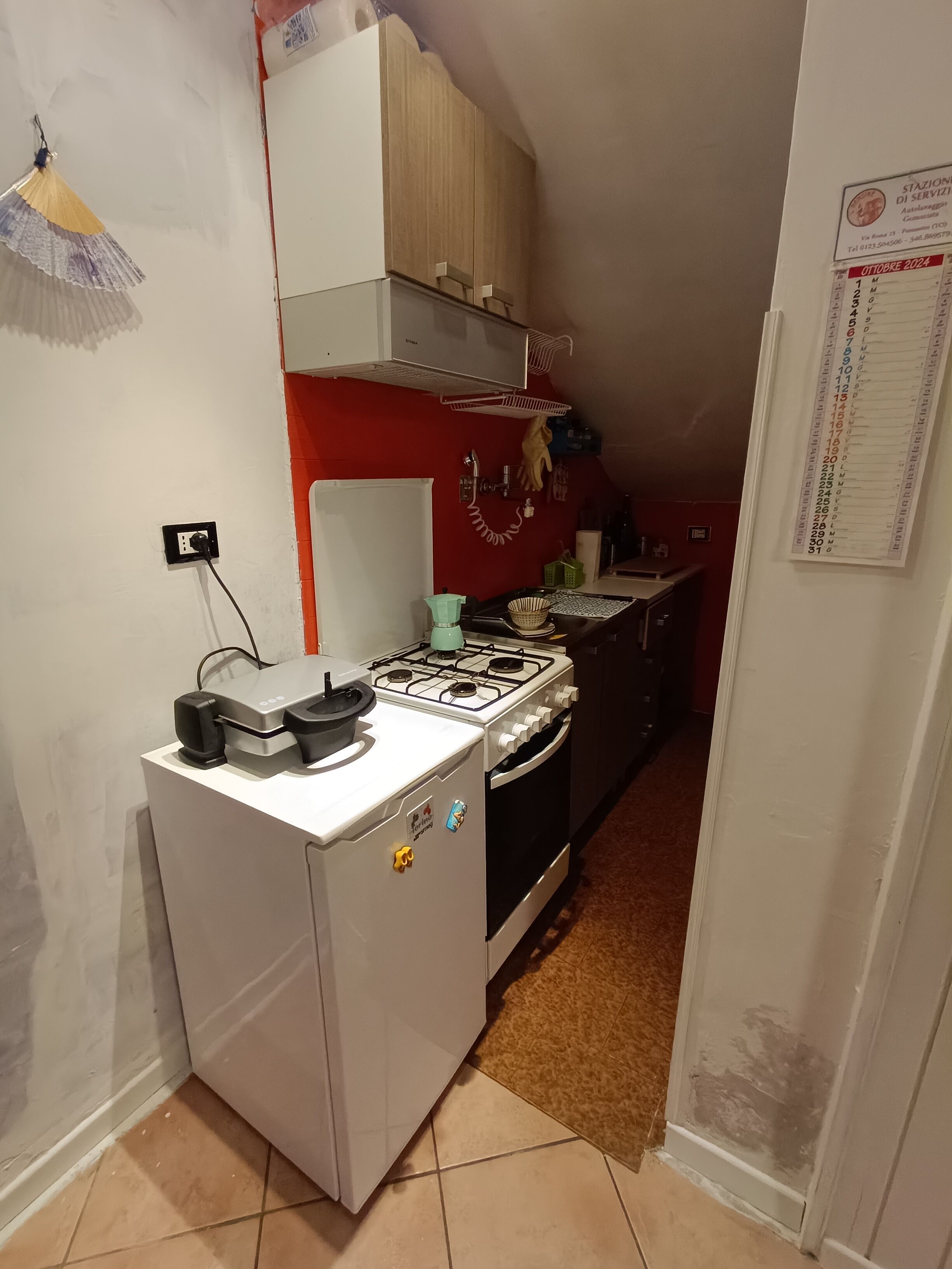 Réfrigérateur, four, plaque de cuisson, cafetière/bouilloire