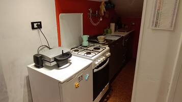 Réfrigérateur, four, plaque de cuisson, cafetiÚre/bouilloire