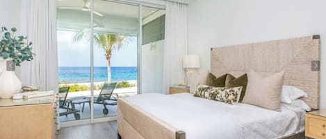 Tabla de planchar con plancha, internet y ropa de cama