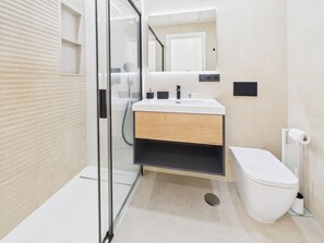 Dusche, Haartrockner, Handtücher, Seife