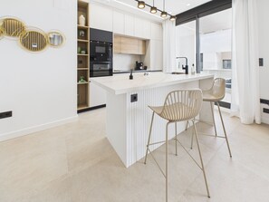 Wasserkocher mit Kaffee-/Teezubehör, Kühlschrank, Mikrowelle, Ofen