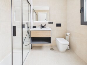 Dusche, Haartrockner, Handtücher, Seife