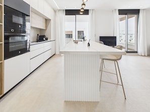 Wasserkocher mit Kaffee-/Teezubehör, Kühlschrank, Mikrowelle, Ofen