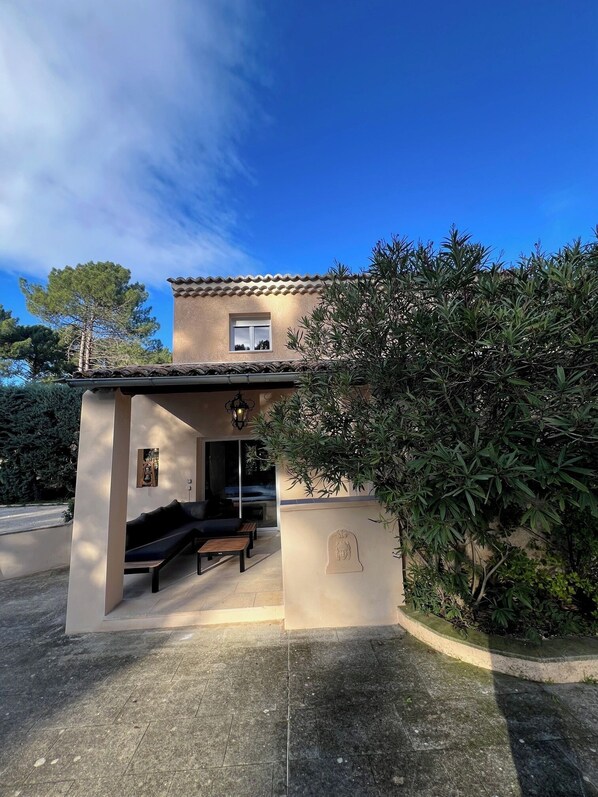 Exterior - NEW 2-bedroom gite with air-conditioning, quiet location, swimming pool. Near village+Ochres (Roussillon)