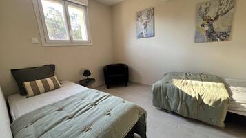 2 bedrooms, iron/ironing board, WiFi