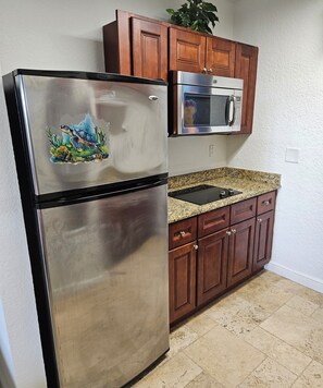 Réfrigérateur, micro-ondes, tables à manger