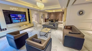 Chambre économique avec lits jumeaux, vue sur la piscine | Aire de séjour | Téléviseur connecté de 50 po avec télévision numérique, films payants